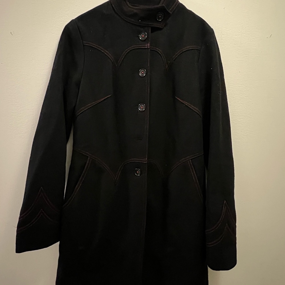 Black Trench Coat with Classic Tailored Style and Full-Length Sleeves
